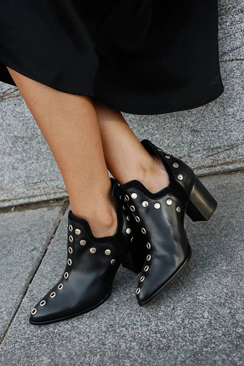 Charlotte | Dames Zwarte Enkellaarsjes Met Studs En Blokhak