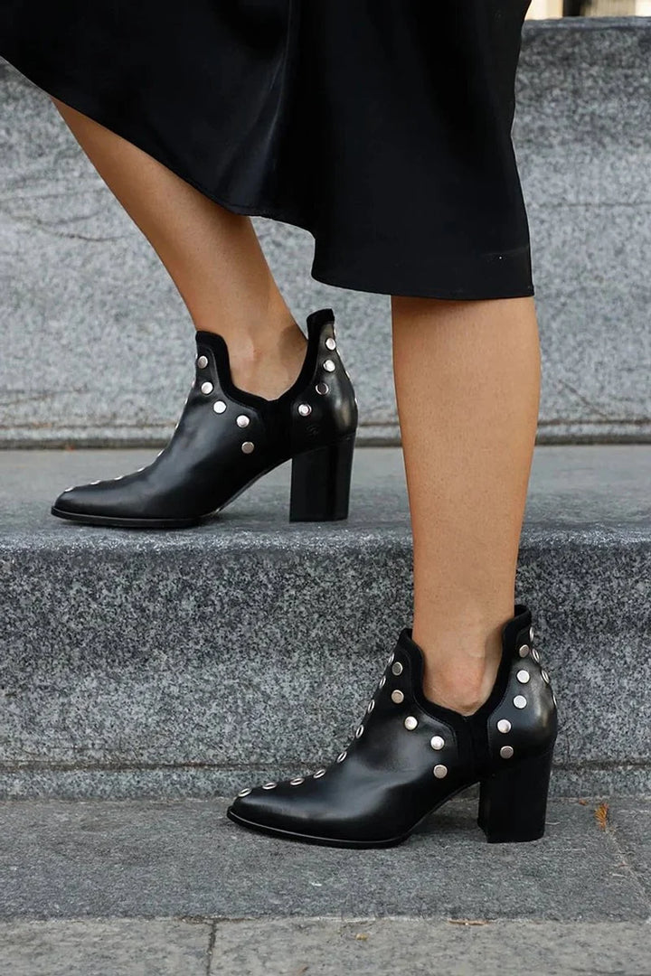 Charlotte | Dames Zwarte Enkellaarsjes Met Studs En Blokhak